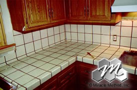 Before Miracle Method reglazed the countertop and backsplash