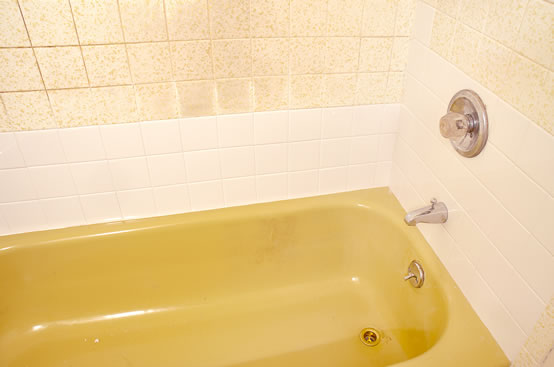 https://www.miraclemethod.com/mainsite/images/beforeandafter/bathtub-refinishing-before-1@2x.jpg